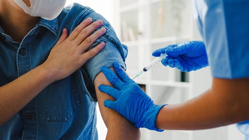 Alerta respiratoria: vacunación vuelve al centro imagen de la publicación