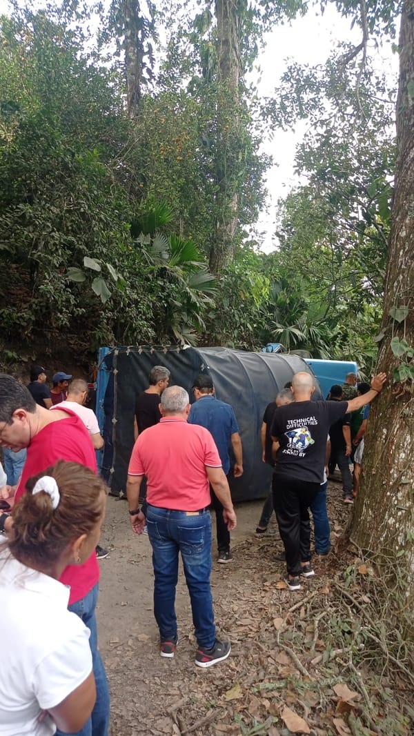 Camión volcado taponó ruta terciaria que comunicaba Bucaramanga con Barrancabermeja