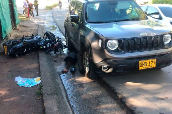 Motorizado entre la vida y la muerte por choque en Lomas del Viento