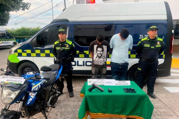 Jóvenes en moto robada fueron sorprendidos atracando en el Niza