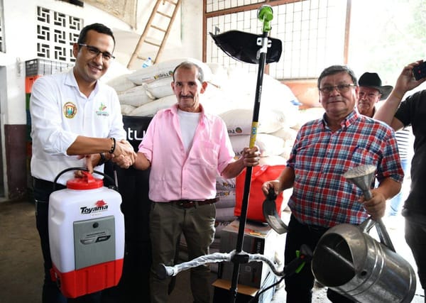Gobernación de Santander entregó recursos a productores agrícolas