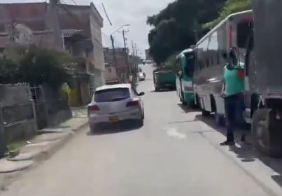 VIDEO. Conductor borracho provocó caos y fue perseguido por la comunidad