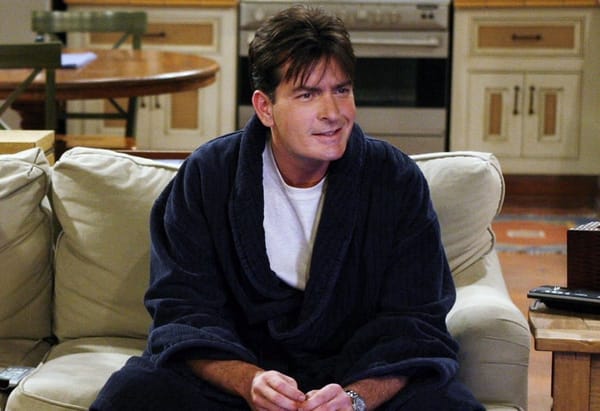 Vecina intentó estrangular al actor Charlie Sheen en su propia casa