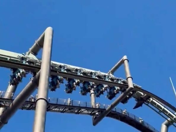 VIDEO. Falla en montaña rusa deja a 32 personas de cabeza