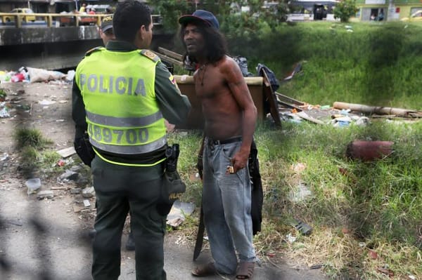 Policía rescata niños abandonados con habitante de calle; su mamá ebria los reclama