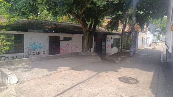 Comunidad clama por soluciones ante casa abandonada