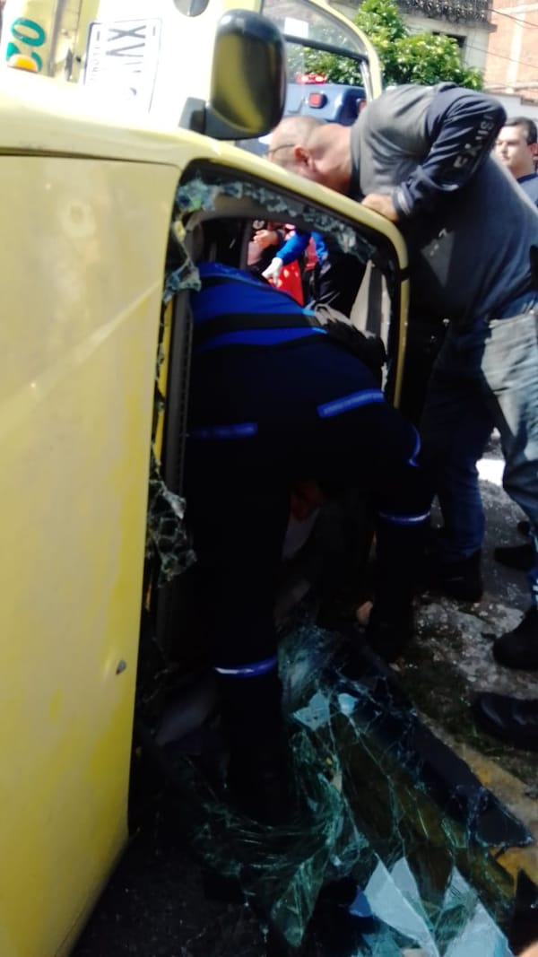 Fuerte choque paralizó la movilidad en la Carrera 21
