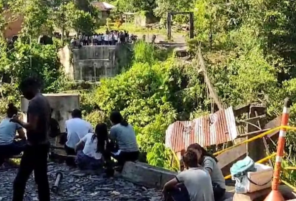 Niños en El Peñón (S) arriesgan sus vidas para asistir a clases debido al colapso de un puente
