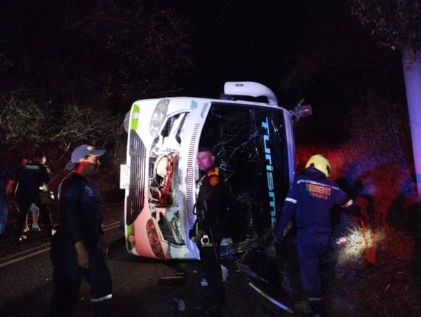 Trágico accidente de bus deja una menor fallecida y 50 heridos