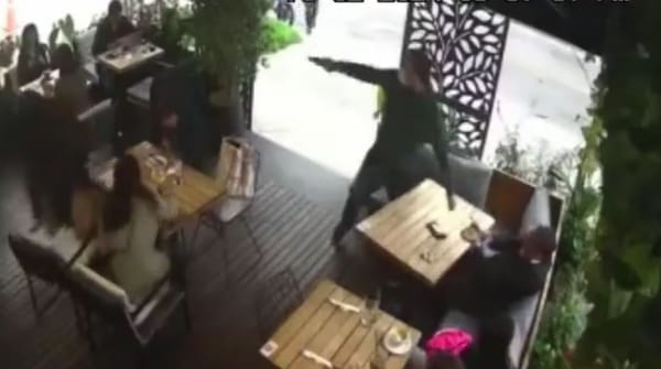 VIDEO. Mujer con bebé en brazos vivió momentos de terror durante un robo