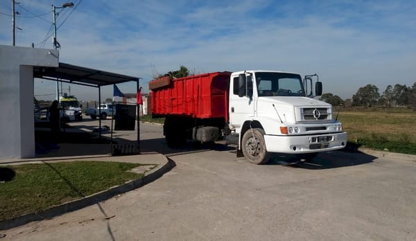 ¡Fatal accidente! Hombre pierde la vida al quedar atrapado bajo un camión