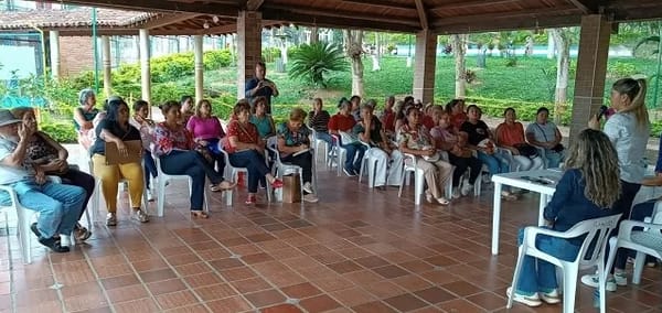 Mujeres florideñas contribuyen con ideas al Plan de Desarrollo Municipal