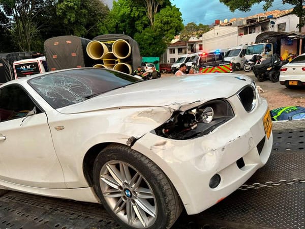 VIDEO : Por una pelea hombre le habría 'echado el carro encima' a 5 jóvenes en Girón