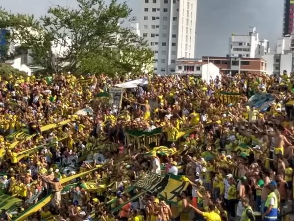 Seguidores del Atlético Bucaramanga festejan el ascenso a la cima