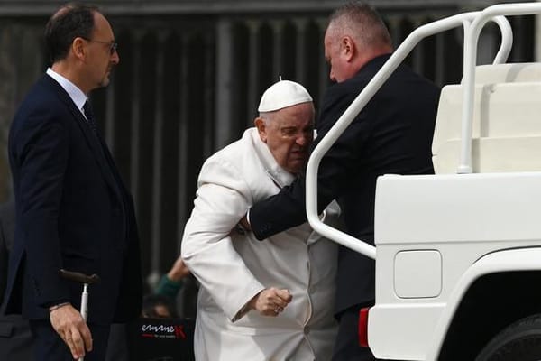 Preocupación por el Papa Francisco: malestar le impide subirse al papamóvil