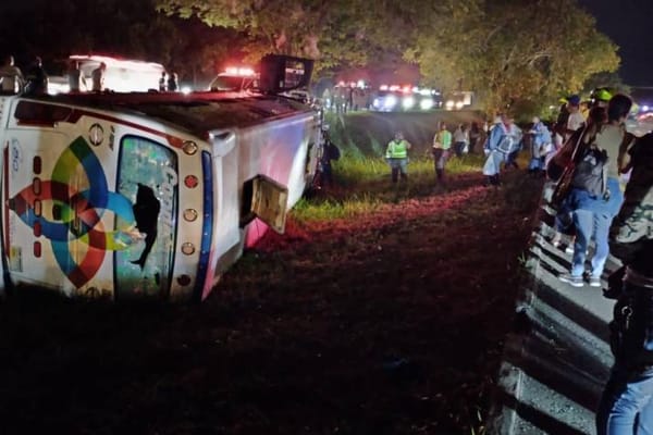 Bus con hinchas del Deportivo Cali sufrió volcamiento y dejó varios heridos