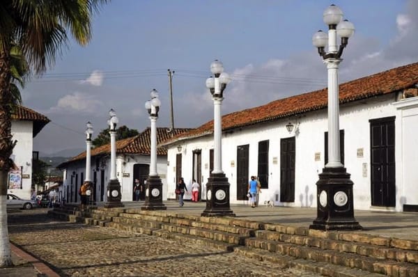 Alcalde de Girón busca soluciones para vendedores estacionarios