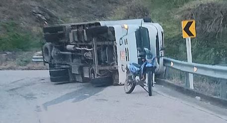 Otro camión se volcó vía Zapatoca