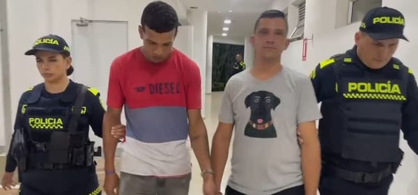 Dos extranjeros fueron sorprendidos robando con puñal en mano