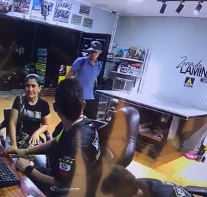 VIDEO. En cuestión de segundos hampón armado se robó una cadena de oro