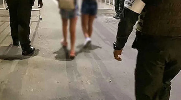 Extranjero descubierto con menores de edad en hotel de Medellín salió del país