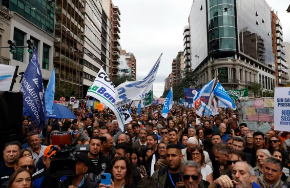 Cientos de miles marchan en Argentina en defensa de la educación superior gratuita