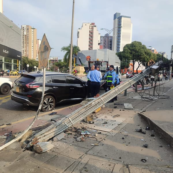 Aparente borracho destrozó la red semafórica de la Cra 27