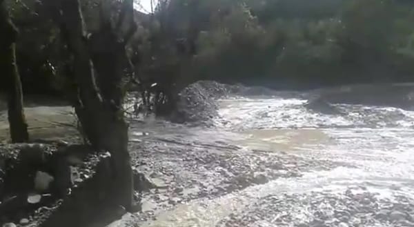 Vía Onzaga - San Joaquín cerrada por desbordamiento de quebrada