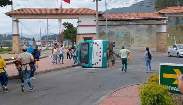 Bus se volcó y dejó 25 heridos, incluyendo niños
