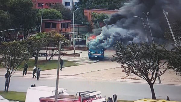 Encapuchados incendiaron bus del SITP en medio de protestas