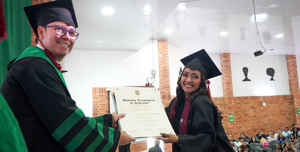 Estudiante UTS Vélez se graduó con honores cum laude