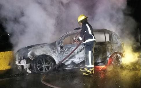 Conductor evitó una tragedia destruyendo su carro en Barbosa