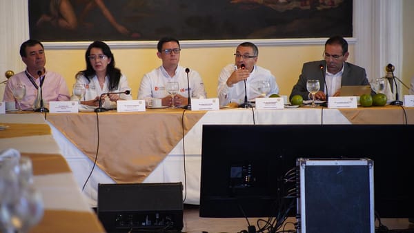 Estrategias del Ministro de Transporte para el desarrollo vial en Santander