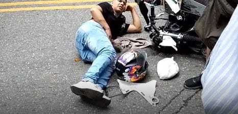 Imprudencia vía Rionegro casi acaba en tragedia para un motociclista