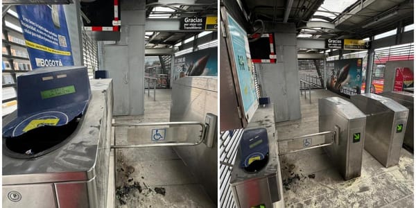 Estación de TrasMilenio incendiada por vándalos