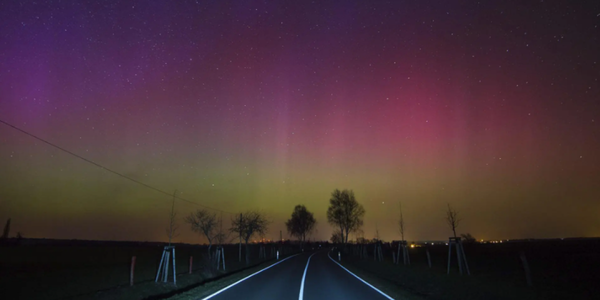 El impactante fenómeno de la aurora boreal desencadenado por una poderosa tormenta solar