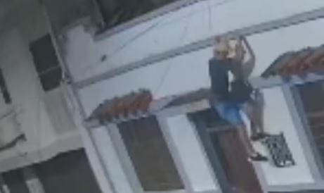 A lo 'Spiderman' se metió a robar en una casa de Bucaramanga