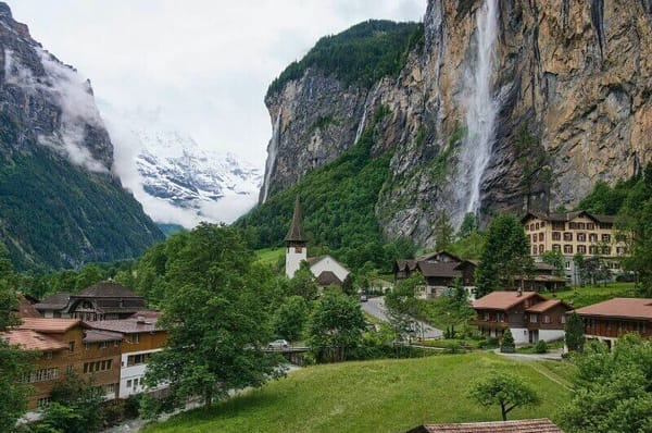 Lauterbrunnen, un pueblo suizo abrumado por turistas, quiere cobrar entrada a sus visitantes