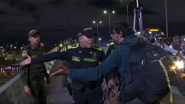 Periodistas fueron víctimas de agresiones por parte de la policía mientras cubrían el asesinato del director de la cárcel La Modelo en Bogotá."