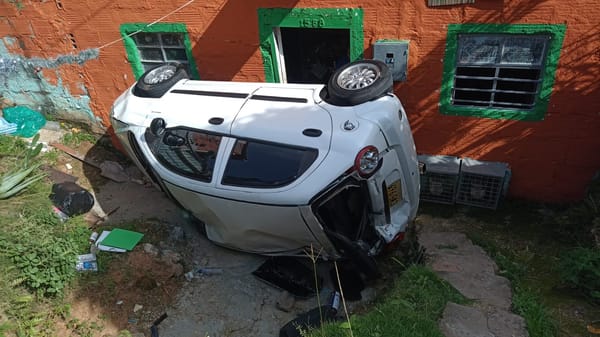 Por no chocar una moto acabó volcado en una casa