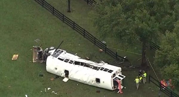 Ocho muertos y más de 40 heridos dejó choque de autobús y camioneta