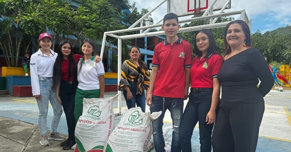 Jóvenes cafeteros reciben insumos para su primer cultivo