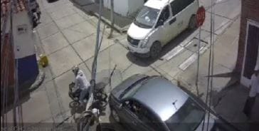 Conductor arrolló a una pareja de motorizados y se fugó en San Gil
