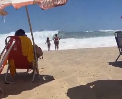 VIDEO. Ola gigante causó pánico entre bañistas en playa de Río de Janeiro