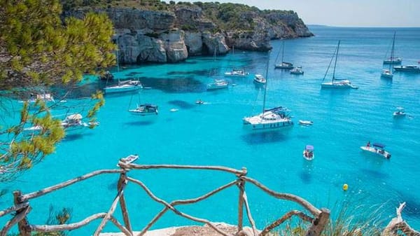 España marca 30 años de récords con 638 playas luciendo la bandera azul este verano.