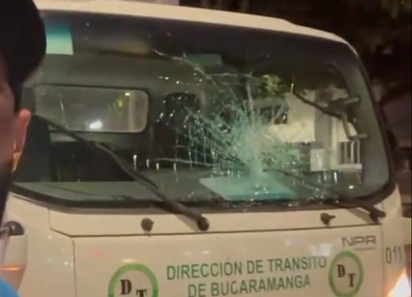 VIDEO. Motociclista fue multado y denunciado por dañar grúa de Tránsito
