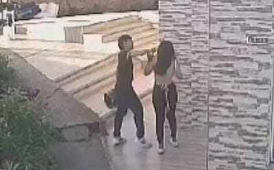 Terrible agresión de pareja quedó captada en cámara de seguridad