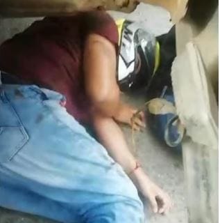 Motorizado fue rescatado bajo las ruedas de una volqueta