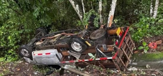 Camioneta se volcó en La Lizama tras chocar con una turbo