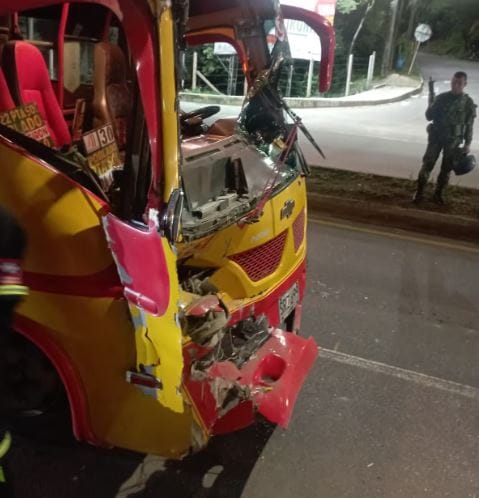 Cinco heridos dejó choque de buses en Girón